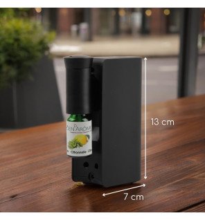  diffuseur d’huiles essentielles noir utilisé lors d’une séance de méditation pour une ambiance zen