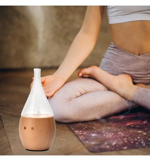 bolea diffuseur d'huiles essentielles par nébulisation zen'arôme posé sur une table en bois dans un salon lumineux