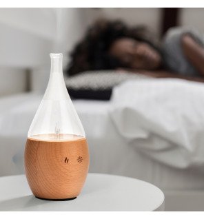  diffuseur d'huiles essentielles bolea en fonctionnement avec une légère brume parfumée s'échappant du bec