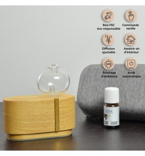  diffuseur d'huiles essentielles en bois naturel posé sur une étagère avec des plantes vertes