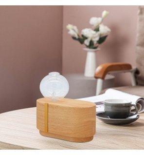  détail du socle en bois du diffuseur mettant en avant la qualité des matériaux