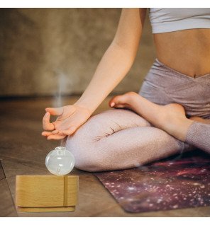  diffuseur d’huiles essentielles posé sur un bureau pour favoriser la concentration et le bien-être