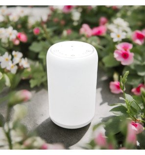  diffuseur sans fil utilisé lors d’une séance de méditation pour créer une atmosphère apaisante