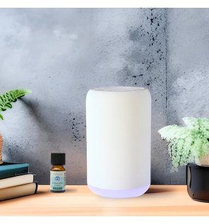  vue rapprochée du réservoir du diffuseur prêt à recevoir des huiles essentielles