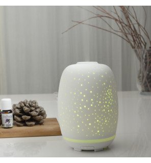  stella diffuseur d’huiles essentielles créant une atmosphère paisible dans un bureau moderne