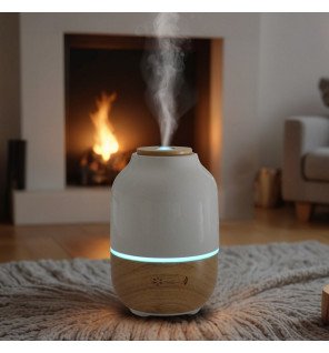  diffuseur ultrasonique en céramique blanche avec base en bois clair diffusant une brume légère