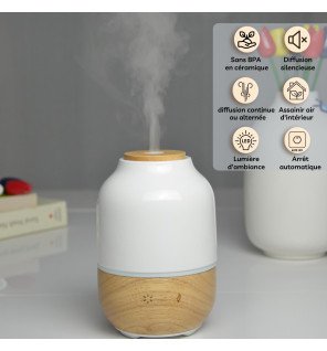  diffuseur d’huiles essentielles en fonctionnement avec lumière d’ambiance tamisée et vapeur visible