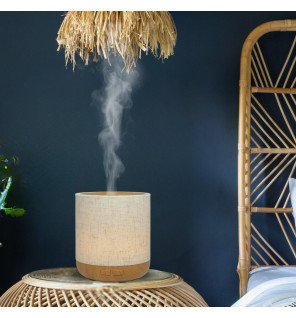  diffuseur d'huiles essentielles ultrasonique sur une étagère dans une chambre à coucher pour favoriser le bien-être