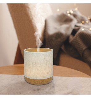  détail du tissu en lin du diffuseur alesia soulignant la qualité des matériaux