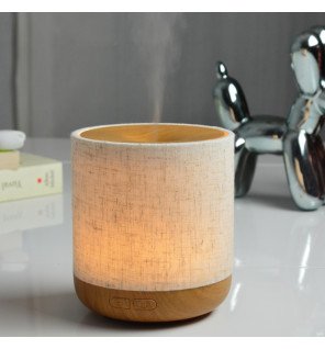  diffuseur d'huiles essentielles utilisé lors d'une séance de méditation pour une ambiance sereine