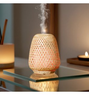  gros plan sur le réservoir du diffuseur olaki montrant la finition naturelle du bambou