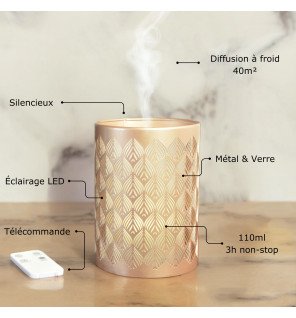  détail du design en métal ajouré du diffuseur vienne sur une étagère