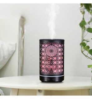  gros plan sur la brume délicate émise par le diffuseur d'huiles essentielles