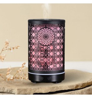  main utilisant la télécommande pour régler le diffuseur siena