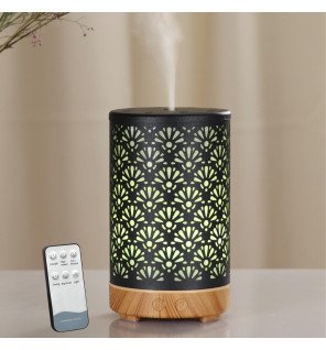  diffuseur d’huiles essentielles sofia placé sur une étagère avec quelques flacons d’huiles essentielles