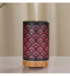  diffuseur sofia en métal noir utilisé lors d’une séance de méditation pour une atmosphère apaisante