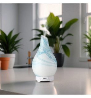  diffuseur d’huiles essentielles sur une étagère décorative entouré de livres et d’objets design