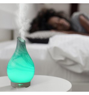  mise en scène du diffuseur avec des huiles essentielles et accessoires bien-être à proximité