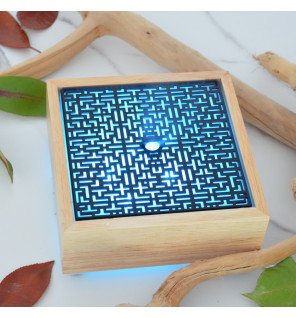  diffuseur ultrasonique en bois clair avec lumière led multicolore allumée dans une chambre cosy