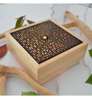  gros plan sur le diffuseur kaori mettant en valeur la texture boisée et le bouton d’allumage discret