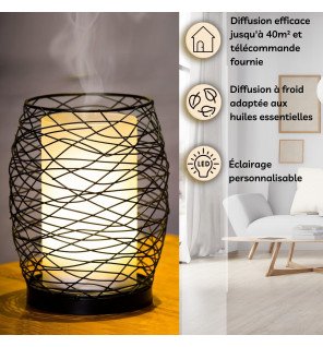 main utilisant la télécommande pour régler le diffuseur d'huiles essentielles dans un intérieur chaleureux