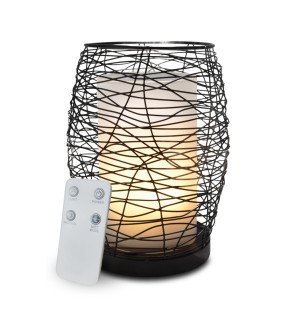  diffuseur d'huiles essentielles en fonctionnement avec télécommande posée à proximité sur une table basse