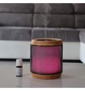  diffuseur d’huiles essentielles posé sur un bureau pour favoriser la concentration