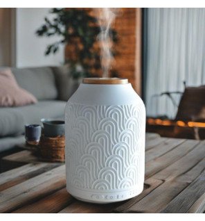 diffuseur connecté prague zen'arôme posé sur une table en bois