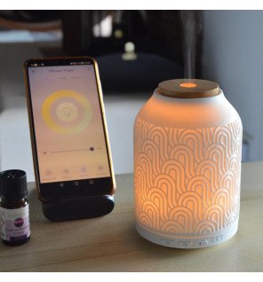  diffuseur d’huiles essentielles prague en fonctionnement dans un salon moderne