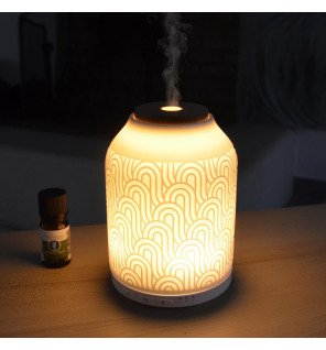  diffuseur connecté prague utilisé lors d’une séance de méditation