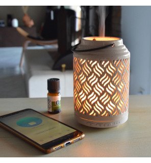 diffuseur d'huiles essentielles connecté venise de la marque zen'arôme posé sur une table de salon moderne