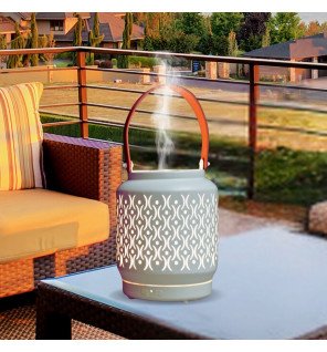  diffuseur d’huiles essentielles en fonctionnement avec une légère brume s’échappant