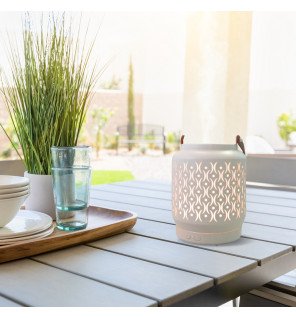  diffuseur sans fil en métal gris associé à des flacons d’huiles essentielles sur un plateau