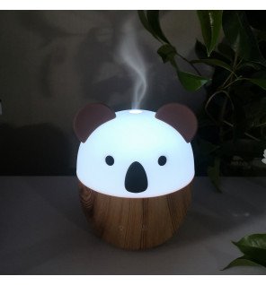  diffuseur d'huiles essentielles posé près d'une fenêtre avec vue sur un jardin verdoyant