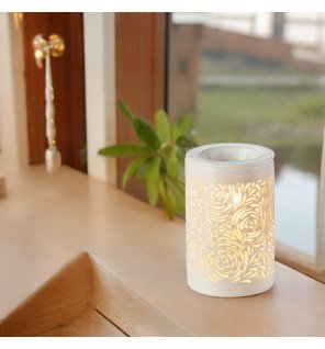  diffuseur en fonctionnement diffusant une vapeur légère dans une pièce tamisée