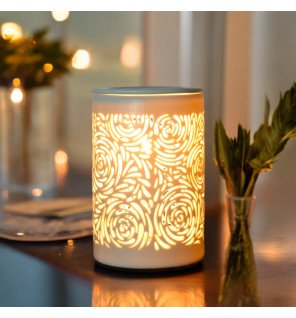  lumière chaude émise par le diffuseur créant une ambiance cocooning en soirée