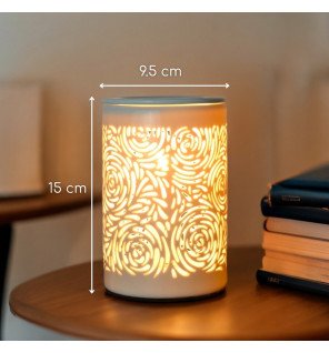  diffuseur d’huiles essentielles en céramique blanche intégré dans une décoration moderne