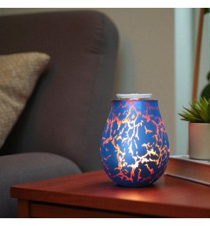  main versant de l’huile essentielle dans le diffuseur pour une utilisation quotidienne