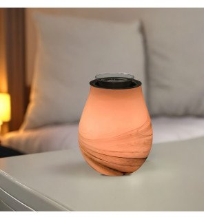  brûleur électrique en verre artisanal diffusant des huiles essentielles dans un salon cosy