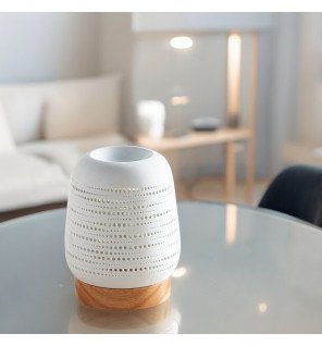  détail de la texture lisse et brillante de la céramique blanche du brûleur