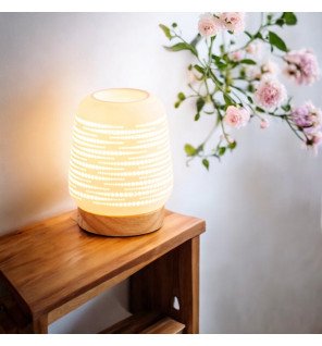  brûleur utilisé lors d’un moment de détente avec un livre et une tasse de thé à proximité