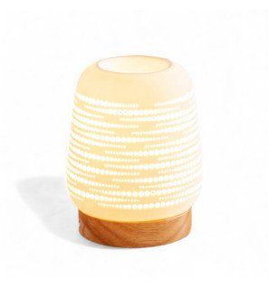  ambiance zen et relaxante avec le brûleur en fonctionnement sur une table basse