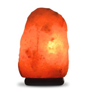  atmosphère relaxante avec la lampe de sel diffusant une lumière orangée