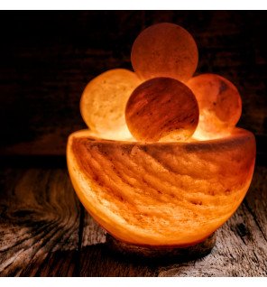  vue rapprochée sur la texture brute du sel rose himalayen de la lampe