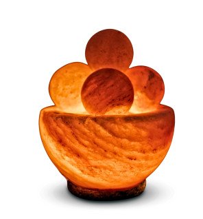  ambiance chaleureuse créée par la lumière orangée de la lampe de sel artisanale