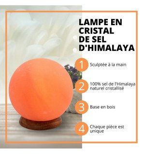  détail du cristal de sel naturel sculpté en forme de lune avec base en bois