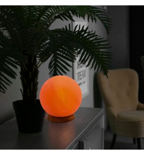  lampe en sel d'himalaya moon allumée dans une chambre pour une atmosphère apaisante
