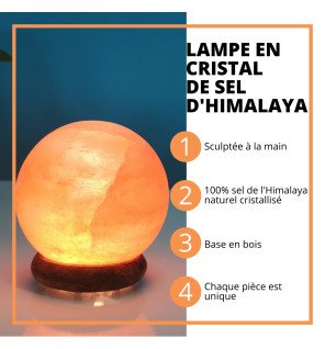  détail de la texture naturelle du sel rose sur la surface de la lampe sphérique