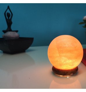  lampe usb allumée créant une atmosphère zen dans un salon moderne