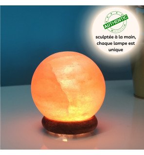  ambiance chaleureuse créée par la lumière tamisée de la sphère de sel